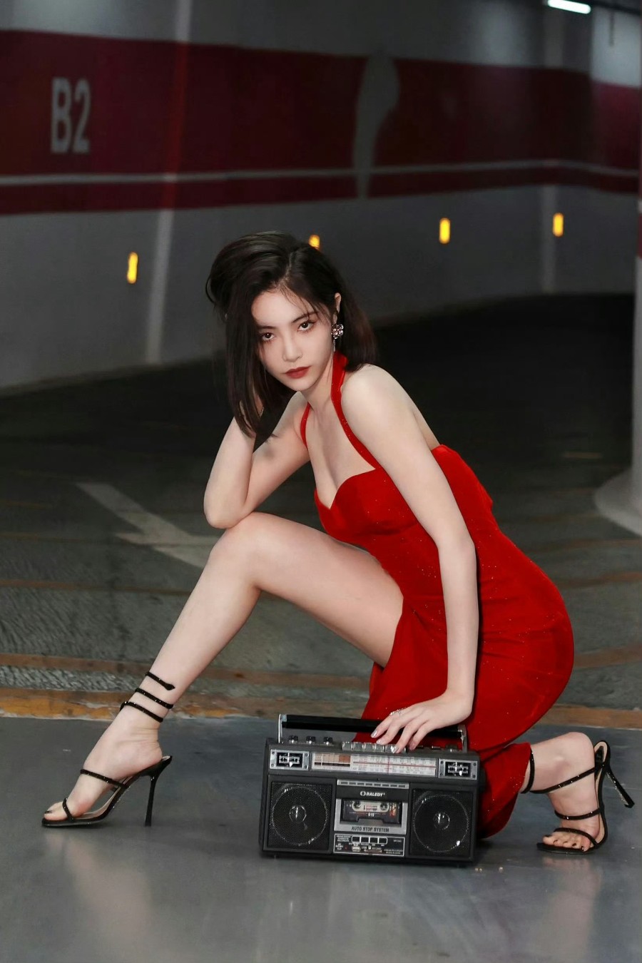 许佳琪精致女神，红色高开叉长裙造型-第5张图片-风享汇