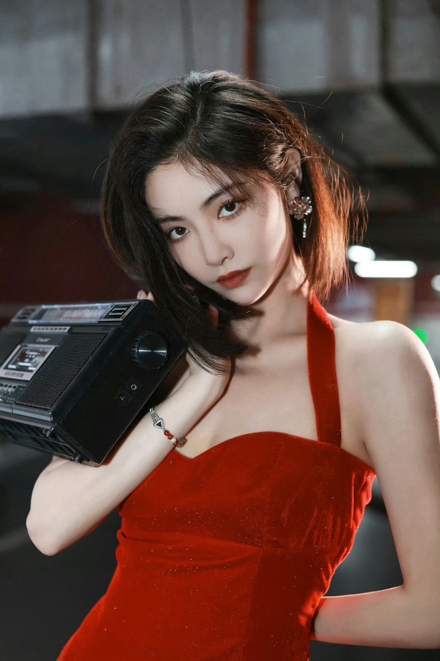许佳琪精致女神，红色高开叉长裙造型-第2张图片-风享汇