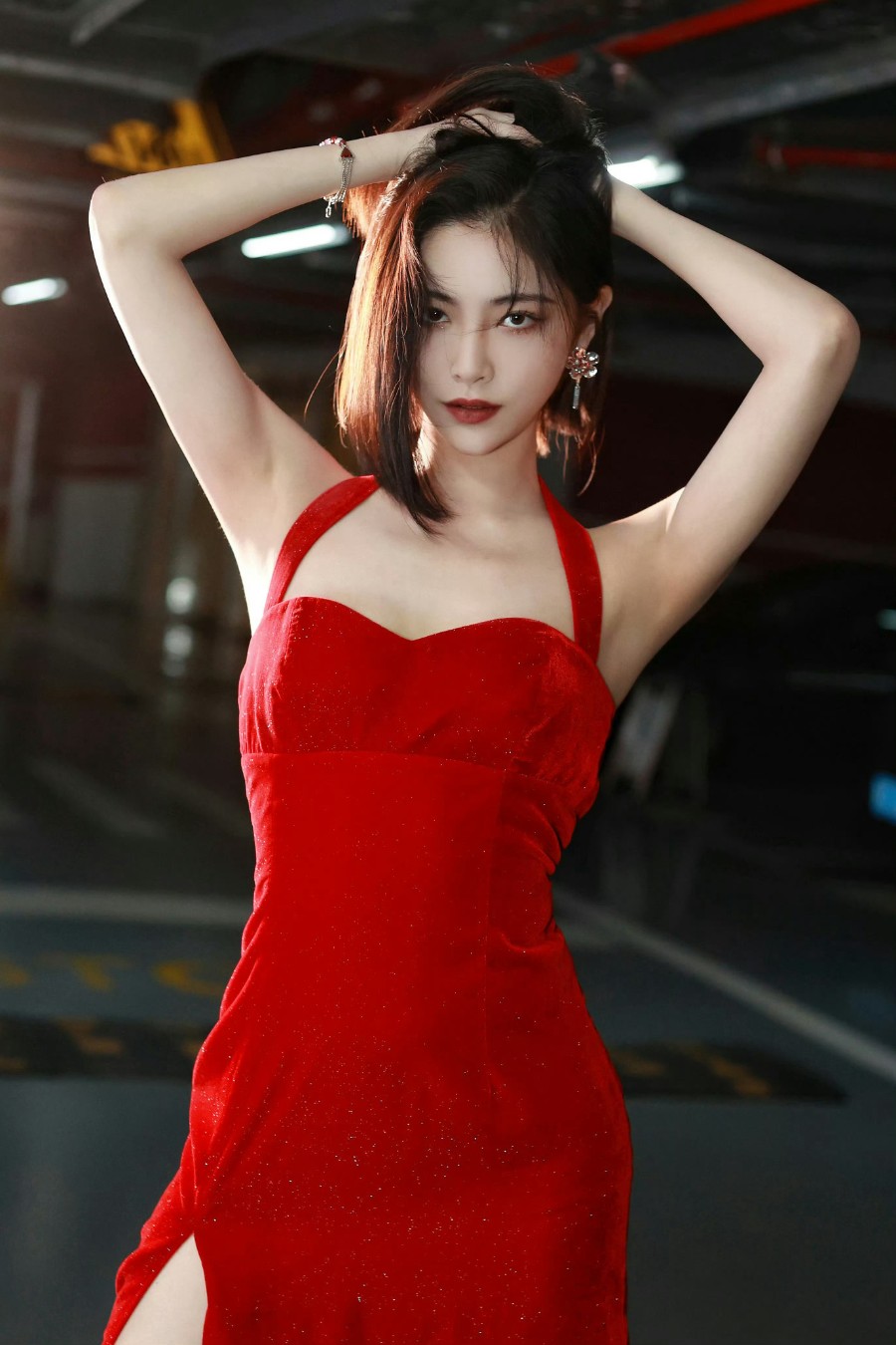 许佳琪精致女神，红色高开叉长裙造型-第7张图片-风享汇