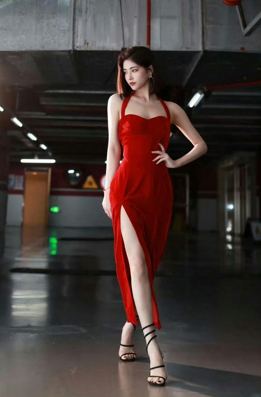 许佳琪精致女神，红色高开叉长裙造型-第9张图片-风享汇