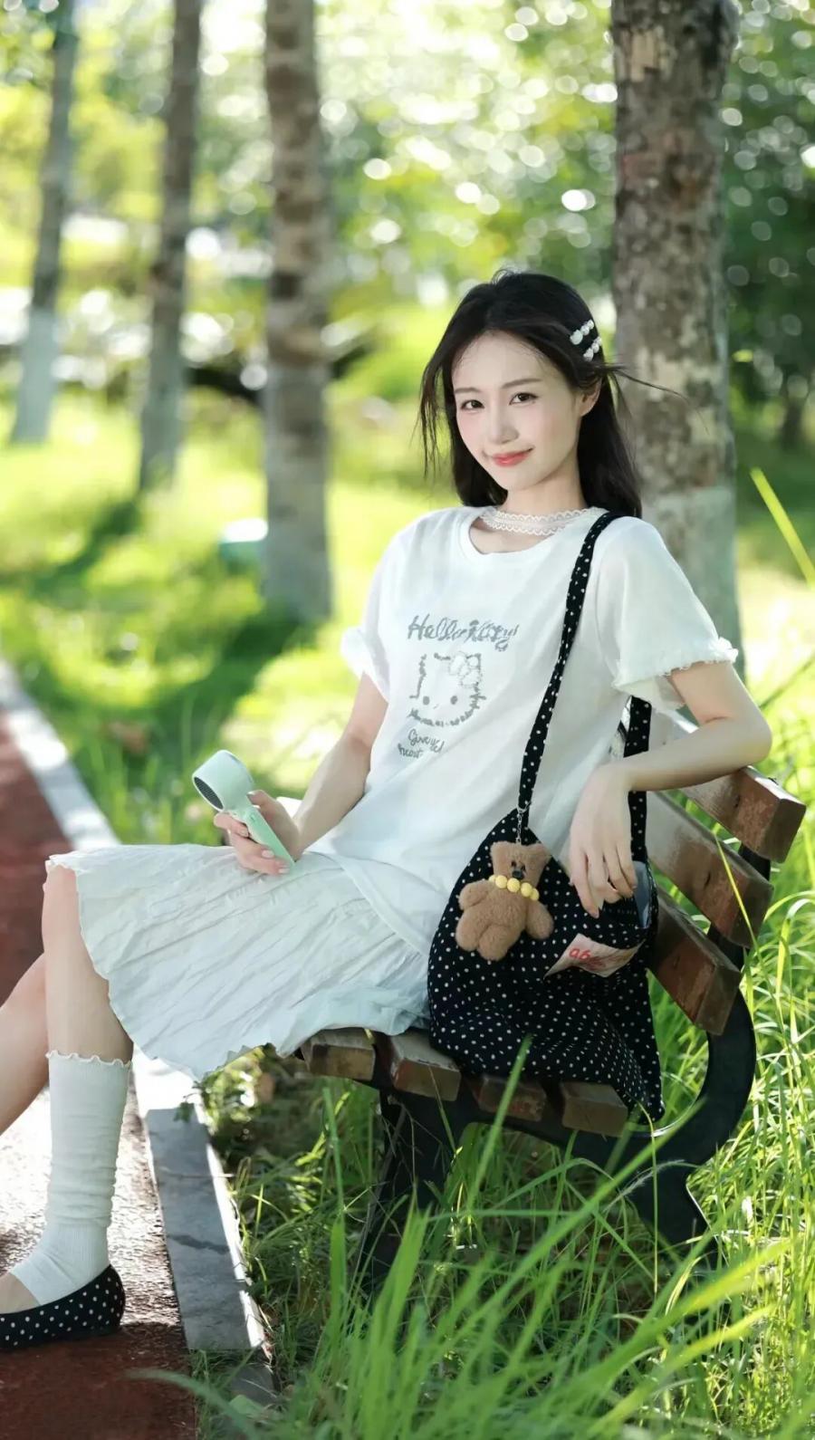 公园出片全指南：7 个简单姿势，普通人也能拍出松弛感照片-第7张图片-风享汇