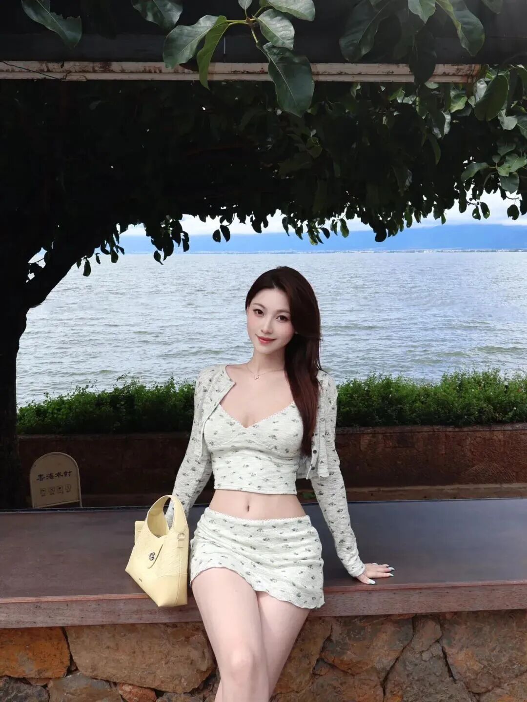 穿碎花小套装去度假，6 个拍照姿势教你把普通场景拍出片-第6张图片-风享汇