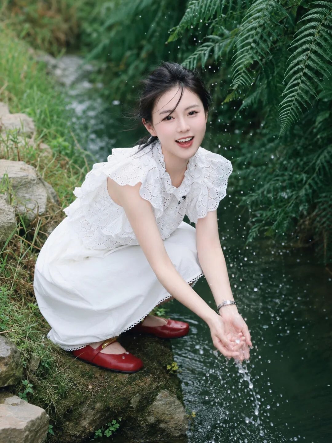 穿白裙去郊野｜6 个拍照小思路，普通人也能出片-第6张图片-风享汇