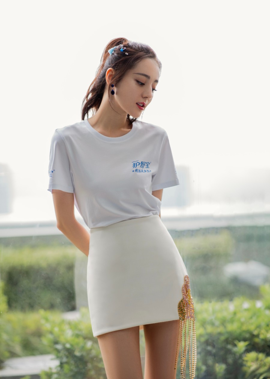 迪丽热巴这双腿纤细笔直，真是人间腿精，美到犯规！-第4张图片-风享汇