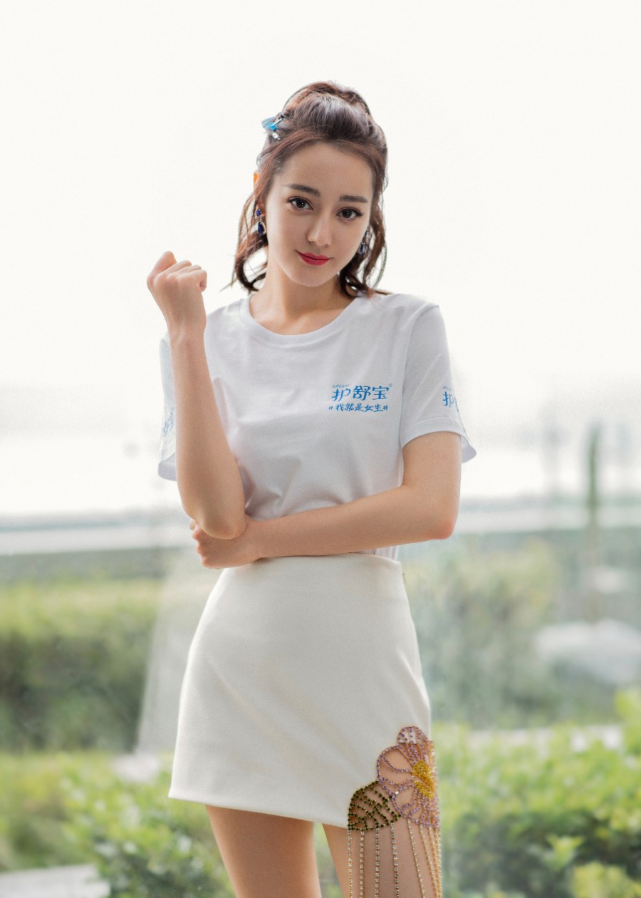迪丽热巴这双腿纤细笔直，真是人间腿精，美到犯规！-第2张图片-风享汇