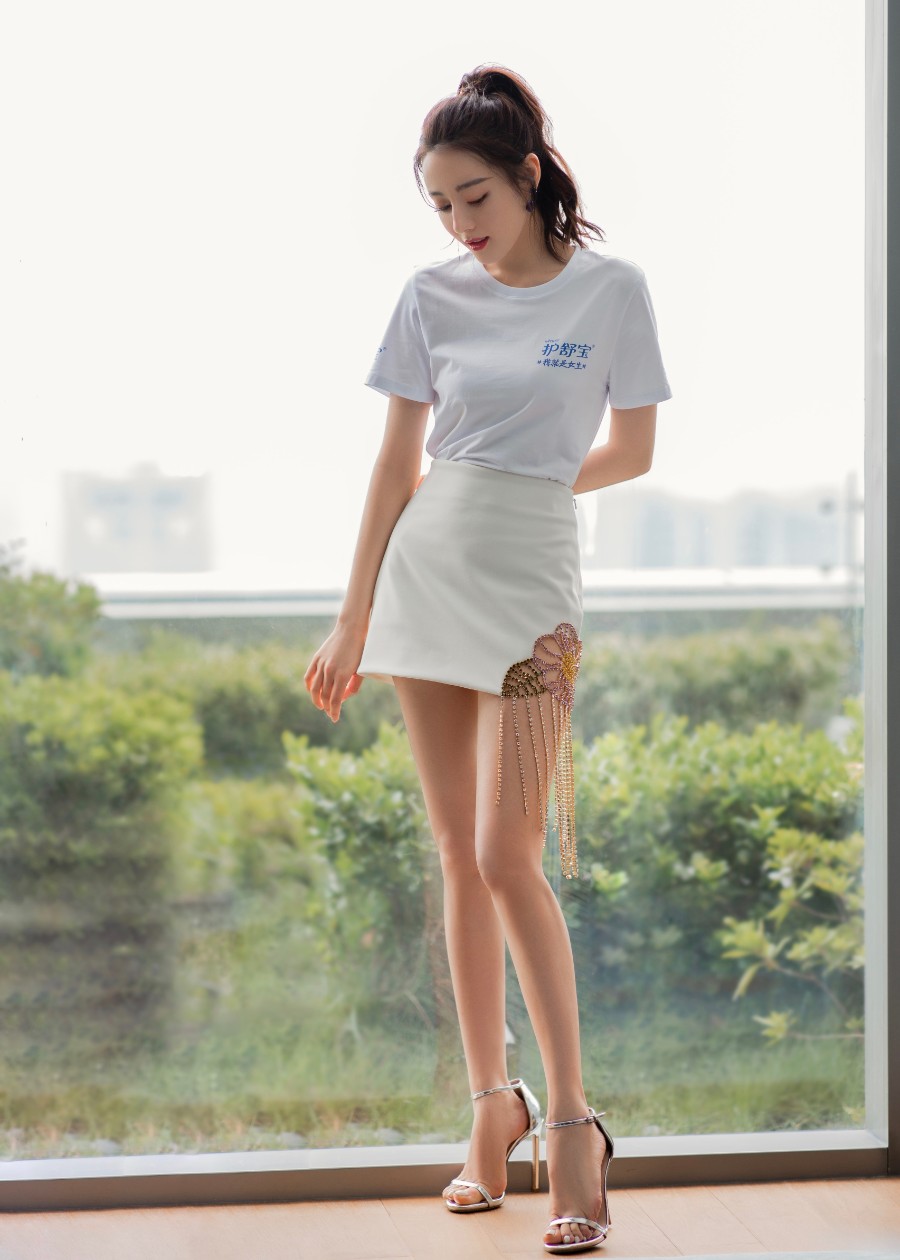 迪丽热巴这双腿纤细笔直，真是人间腿精，美到犯规！-第3张图片-风享汇
