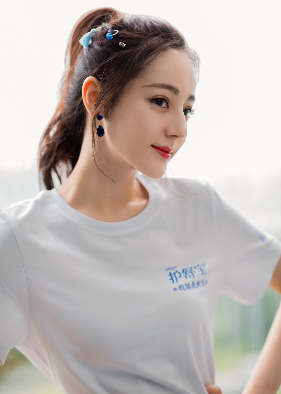 迪丽热巴这双腿纤细笔直，真是人间腿精，美到犯规！-第9张图片-风享汇
