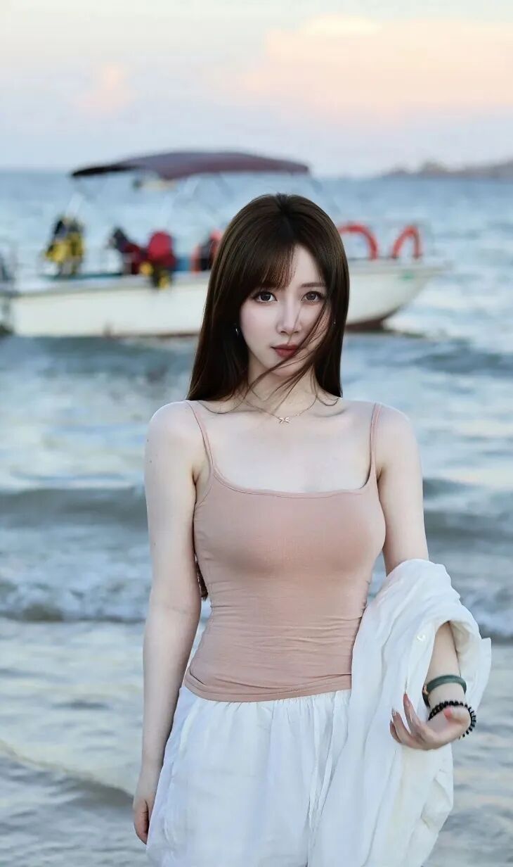 裸粉吊带配白短裤，海边拍照这7个姿势直接出片-第8张图片-风享汇