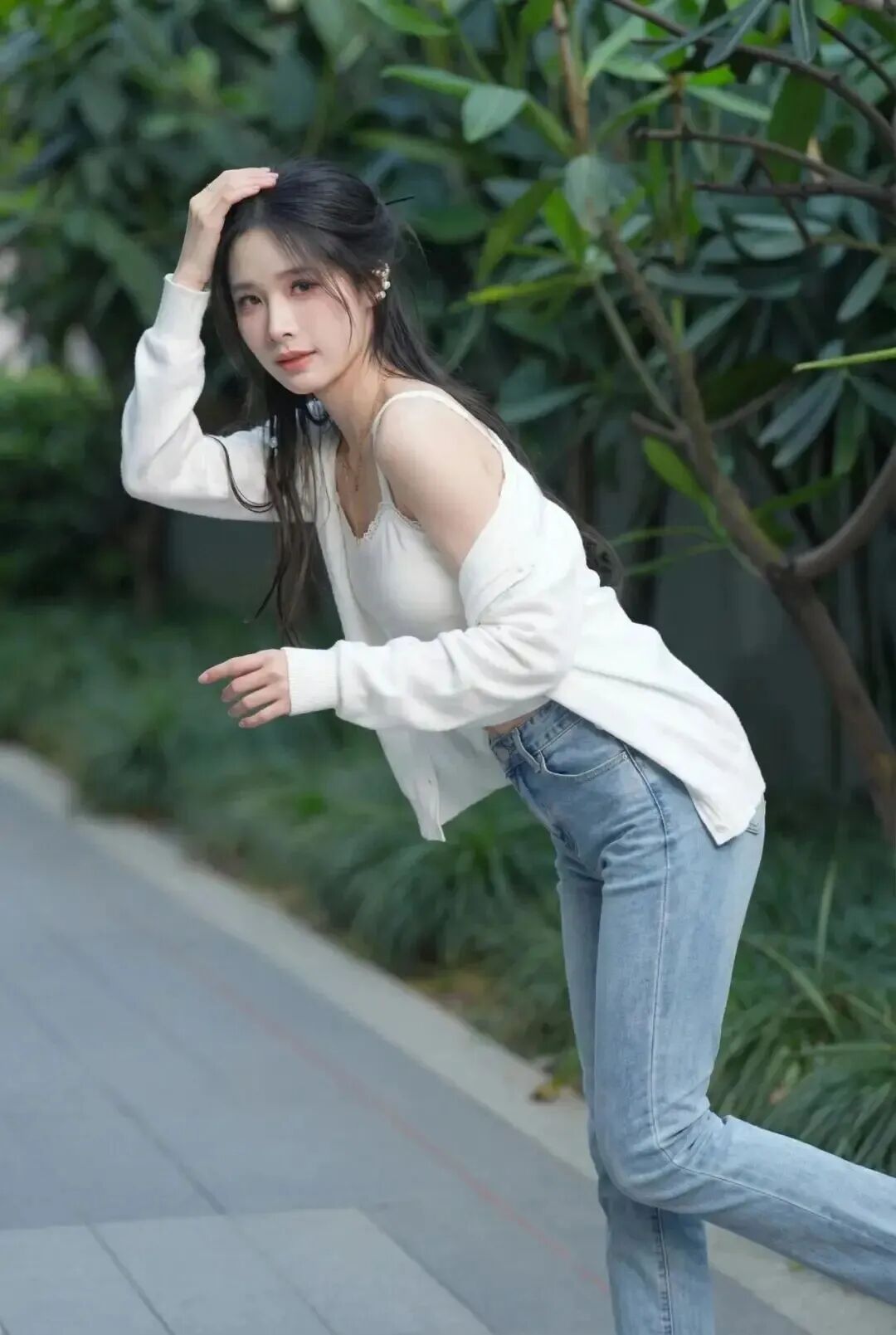 白吊带配牛仔裤，怎么拍才不像游客照？-第2张图片-风享汇