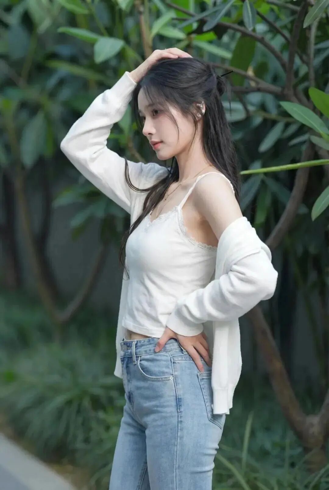 白吊带配牛仔裤，怎么拍才不像游客照？-第3张图片-风享汇