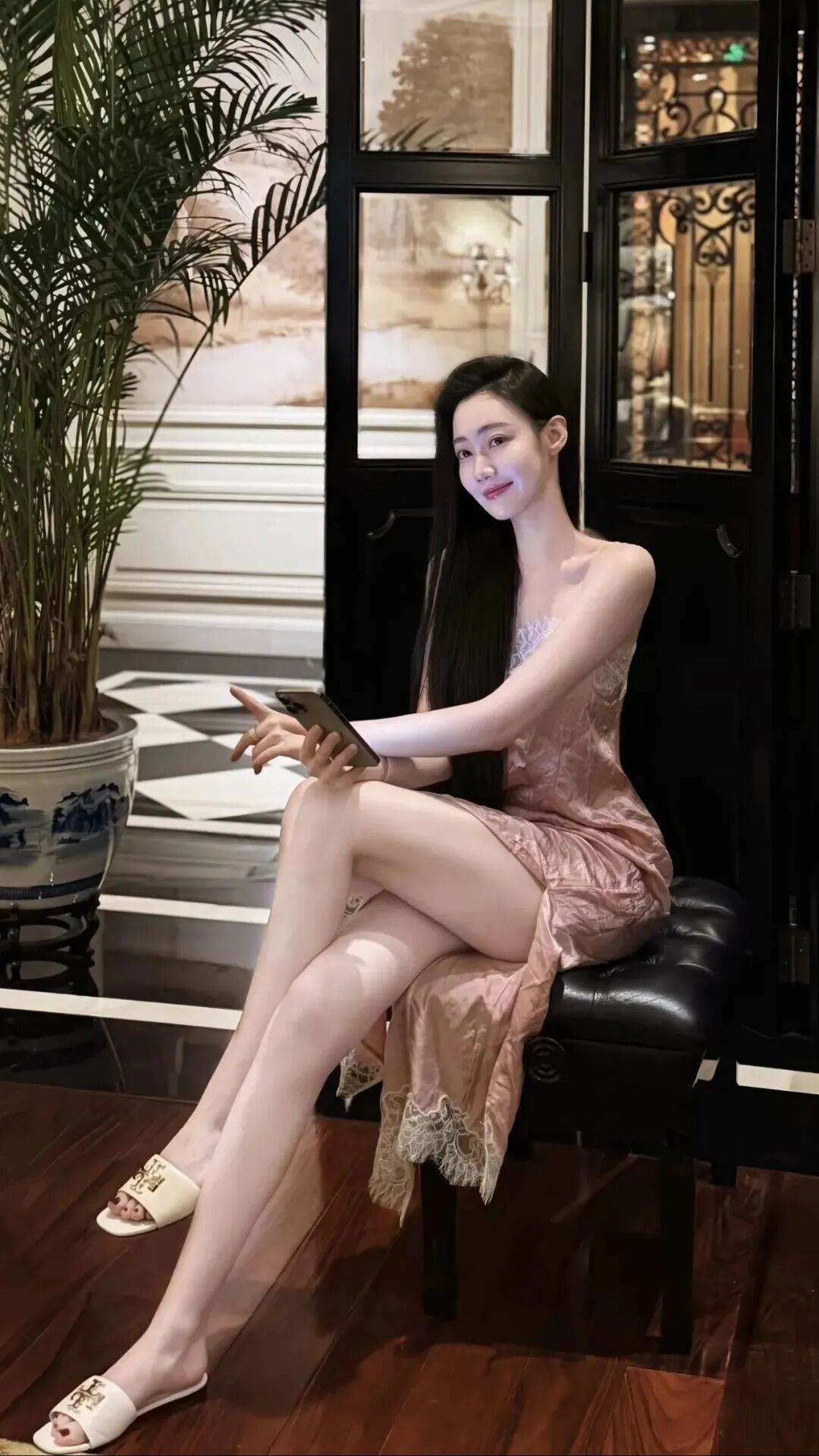 女生坐姿拍照秘籍｜解锁蕾丝裙显高显腿长正确拍法-第2张图片-风享汇