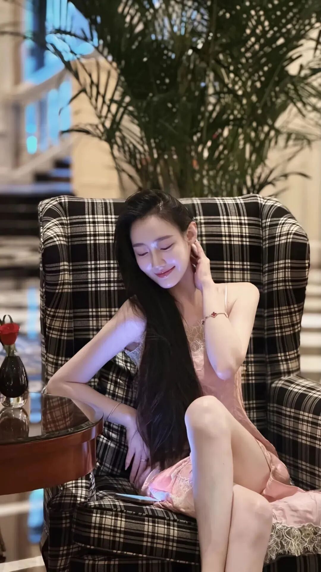 女生坐姿拍照秘籍｜解锁蕾丝裙显高显腿长正确拍法-第3张图片-风享汇