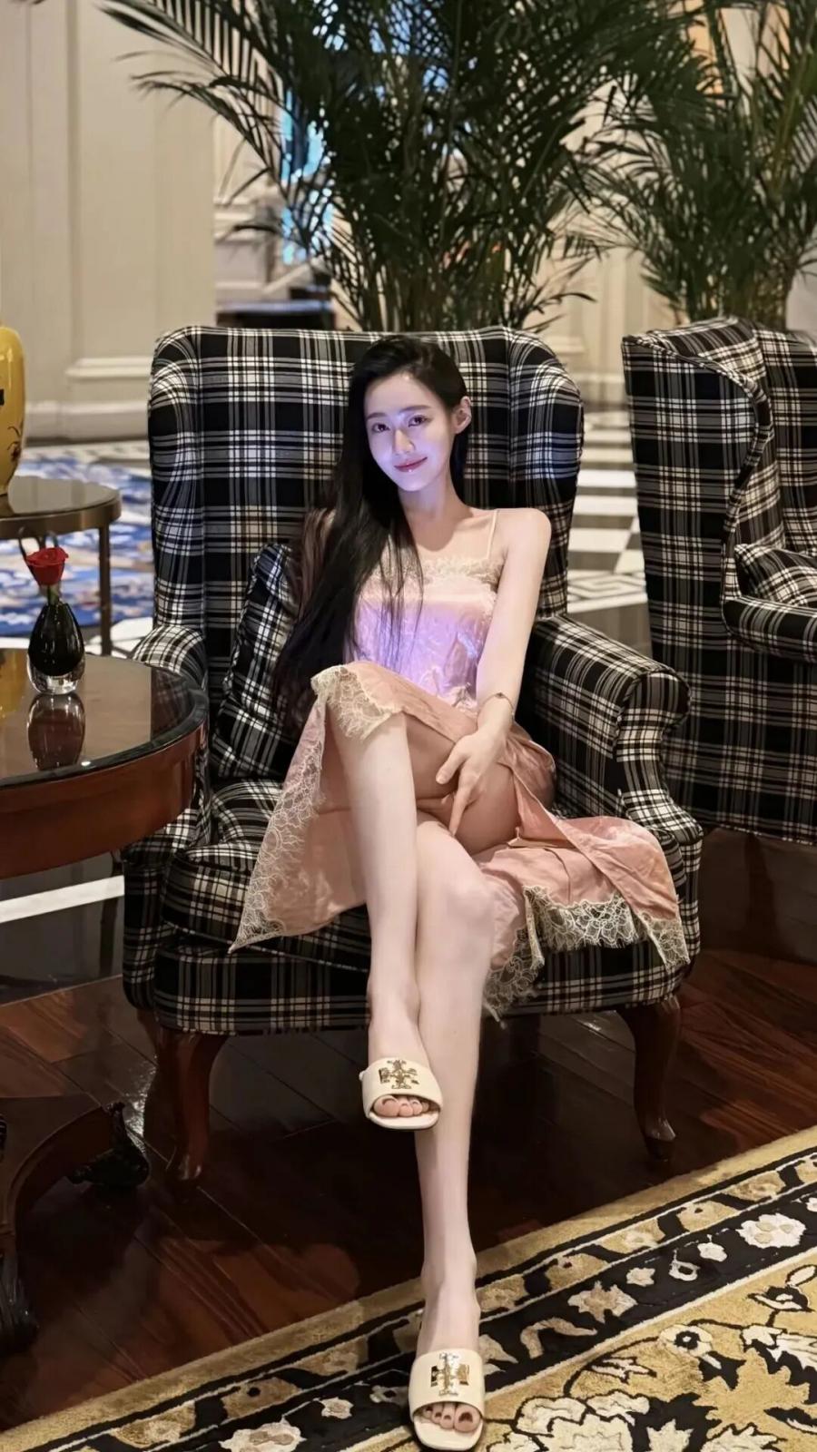 女生坐姿拍照秘籍｜解锁蕾丝裙显高显腿长正确拍法-第4张图片-风享汇