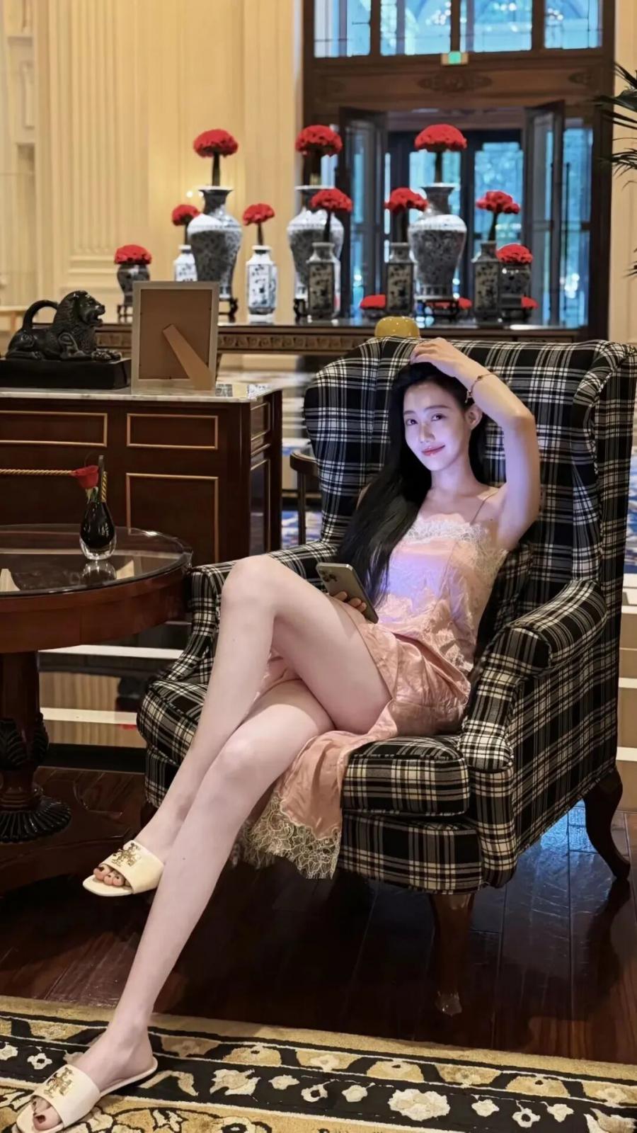 女生坐姿拍照秘籍｜解锁蕾丝裙显高显腿长正确拍法-第5张图片-风享汇