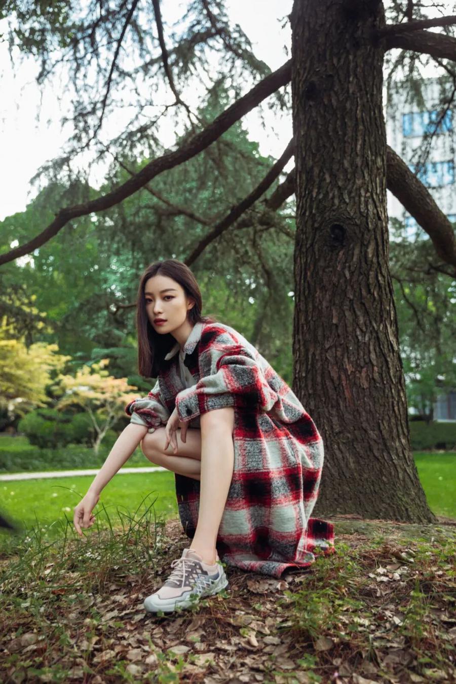 穿对了还不够，得会拍｜格纹大衣出街的9个放飞姿势-第4张图片-风享汇