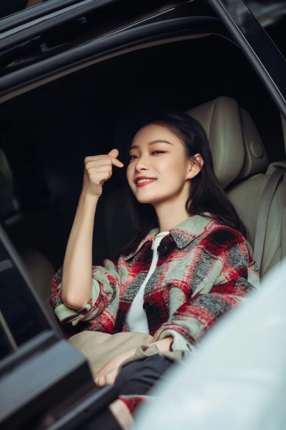 穿对了还不够，得会拍｜格纹大衣出街的9个放飞姿势-第10张图片-风享汇