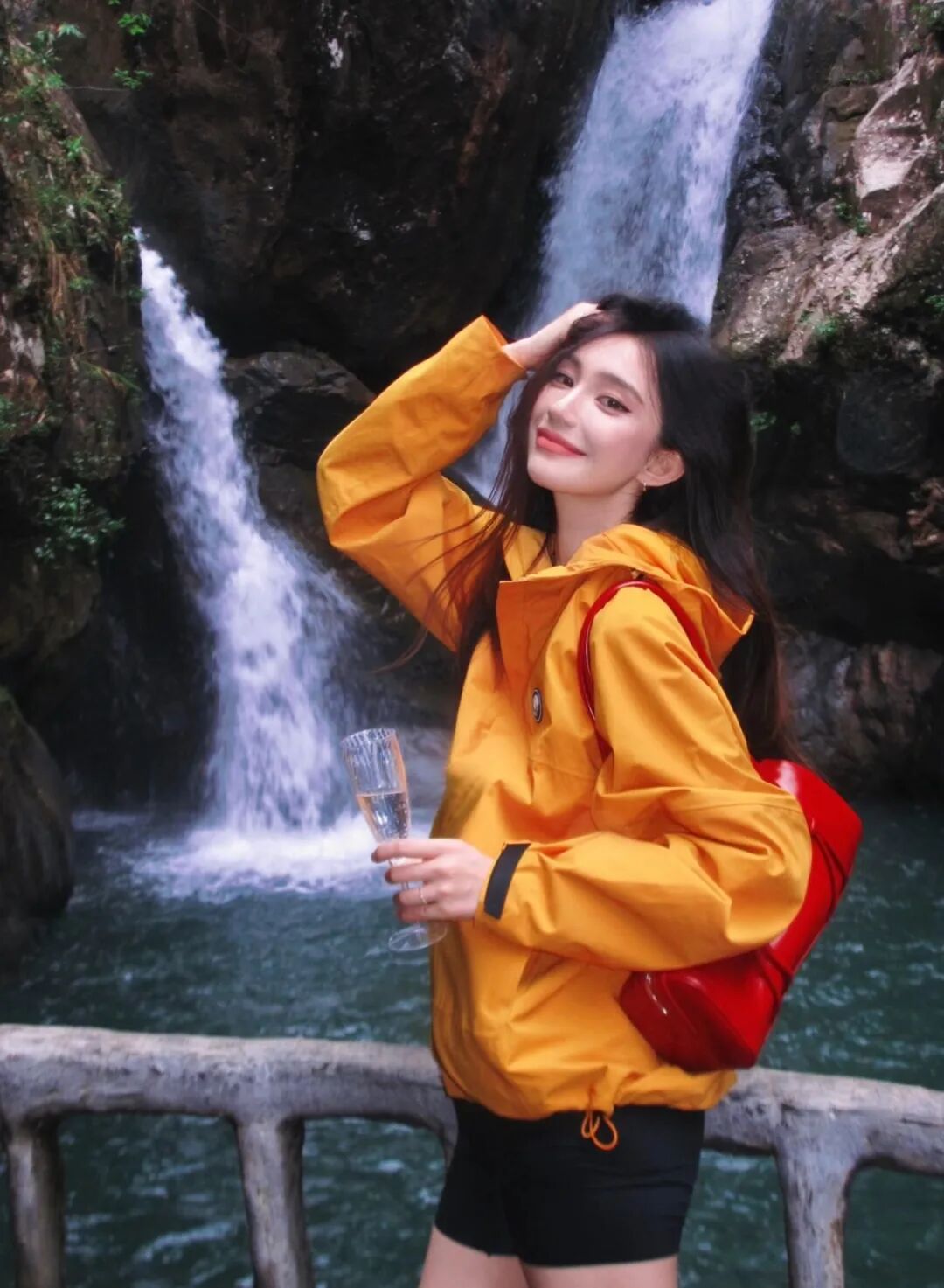 山野瀑布边拍照必学的姿势,显瘦显高还自然-第6张图片-风享汇 山野瀑布边拍照必学的姿势,显瘦显高还自然-第6张图片-风享汇