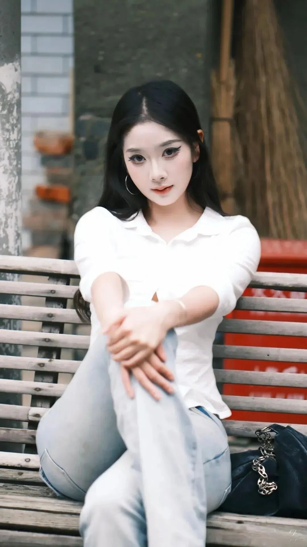 白衬衫配微喇裤，老街出片这7个姿势好看又显身材-第3张图片-风享汇