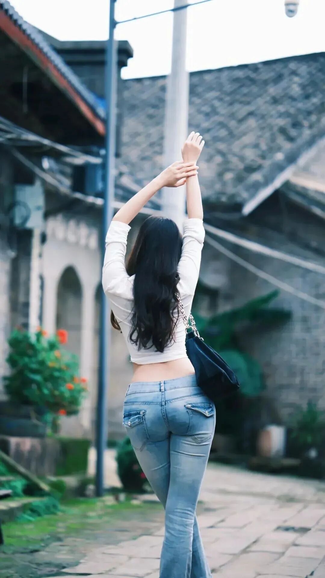 白衬衫配微喇裤，老街出片这7个姿势好看又显身材-第5张图片-风享汇