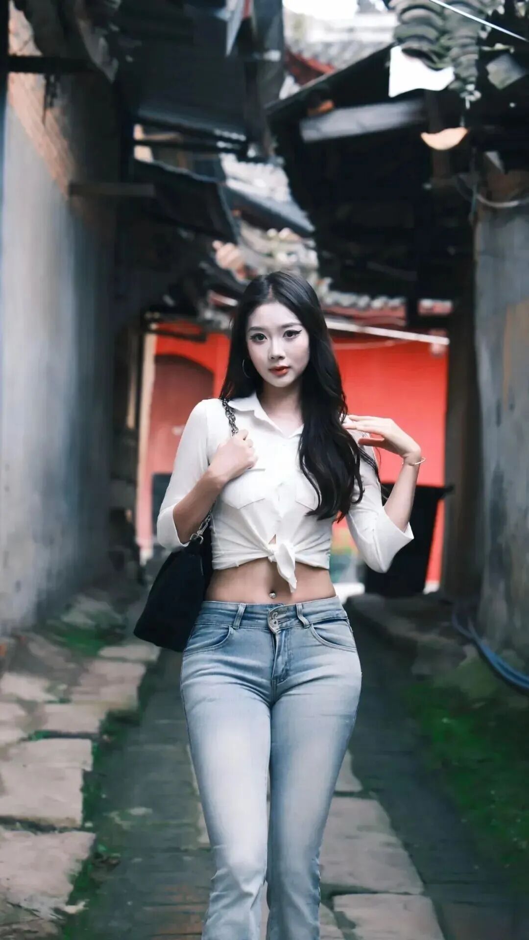 白衬衫配微喇裤，老街出片这7个姿势好看又显身材-第4张图片-风享汇