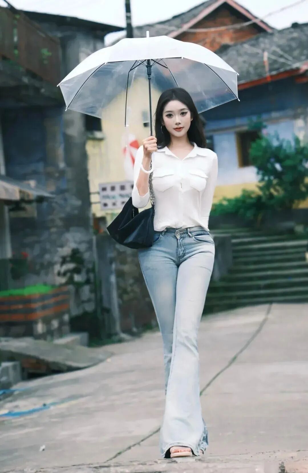 白衬衫配微喇裤，老街出片这7个姿势好看又显身材-第8张图片-风享汇