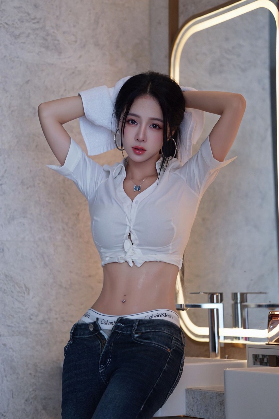 白衬衫牛仔｜浴室氛围感写真-第3张图片-风享汇
