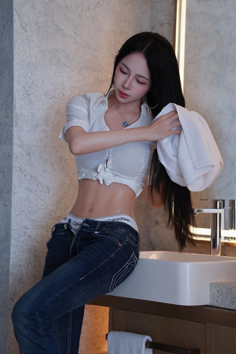 白衬衫牛仔｜浴室氛围感写真-第2张图片-风享汇