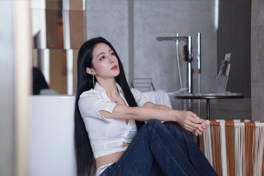 白衬衫牛仔｜浴室氛围感写真-第11张图片-风享汇