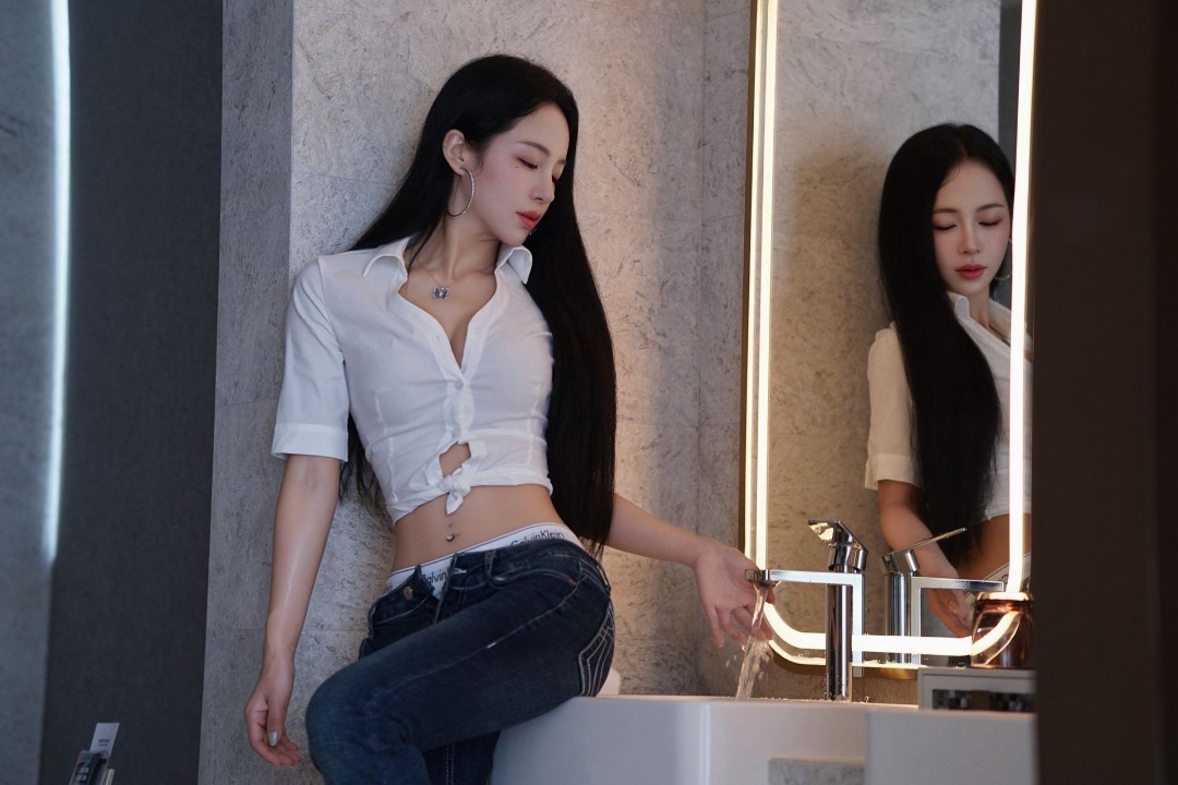白衬衫牛仔｜浴室氛围感写真-第7张图片-风享汇