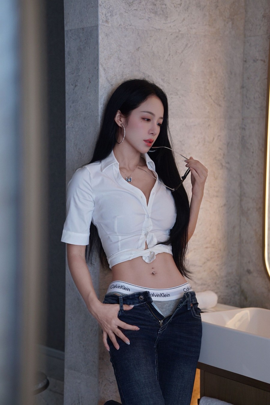 白衬衫牛仔｜浴室氛围感写真-第6张图片-风享汇