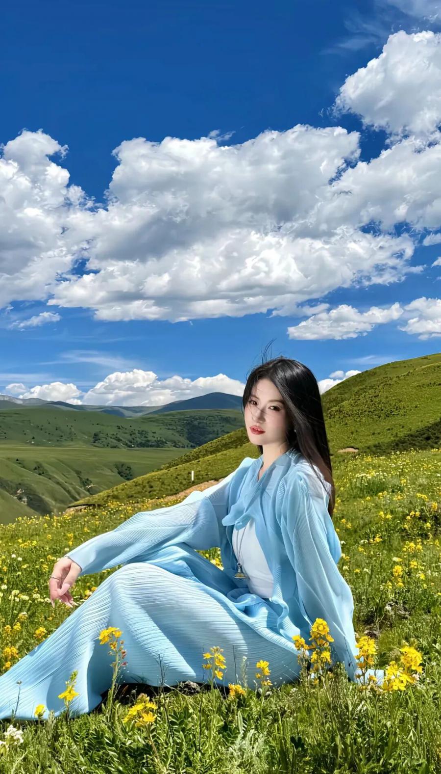 浅蓝套装撞上草原花海|出片率拉满的 6 个拍照姿势-第4张图片-风享汇 浅蓝套装撞上草原花海|出片率拉满的 6 个拍照姿势-第4张图片-风享汇