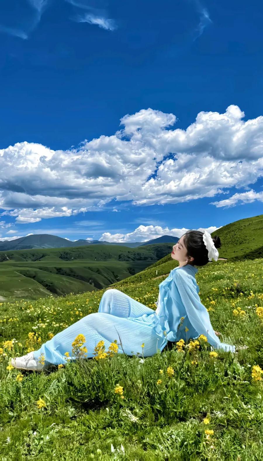 浅蓝套装撞上草原花海|出片率拉满的 6 个拍照姿势-第5张图片-风享汇 浅蓝套装撞上草原花海|出片率拉满的 6 个拍照姿势-第5张图片-风享汇