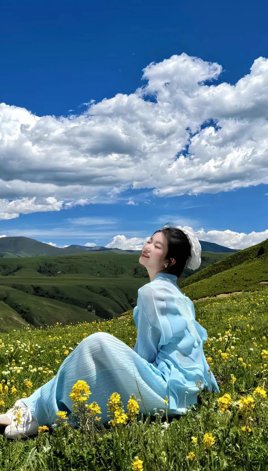 浅蓝套装撞上草原花海|出片率拉满的 6 个拍照姿势-第7张图片-风享汇 浅蓝套装撞上草原花海|出片率拉满的 6 个拍照姿势-第7张图片-风享汇