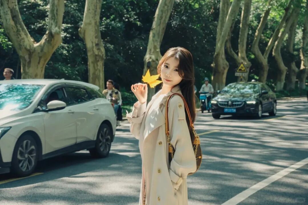 梧桐大道拍照｜9个姿势拍出秋日氛围感，显腿长又自然-第2张图片-风享汇