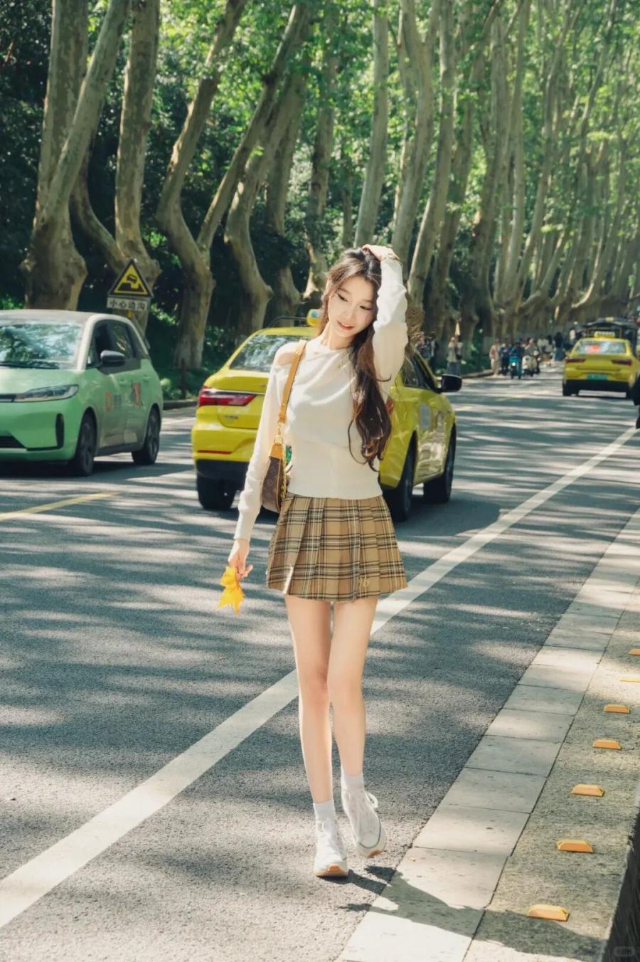 梧桐大道拍照｜9个姿势拍出秋日氛围感，显腿长又自然-第4张图片-风享汇