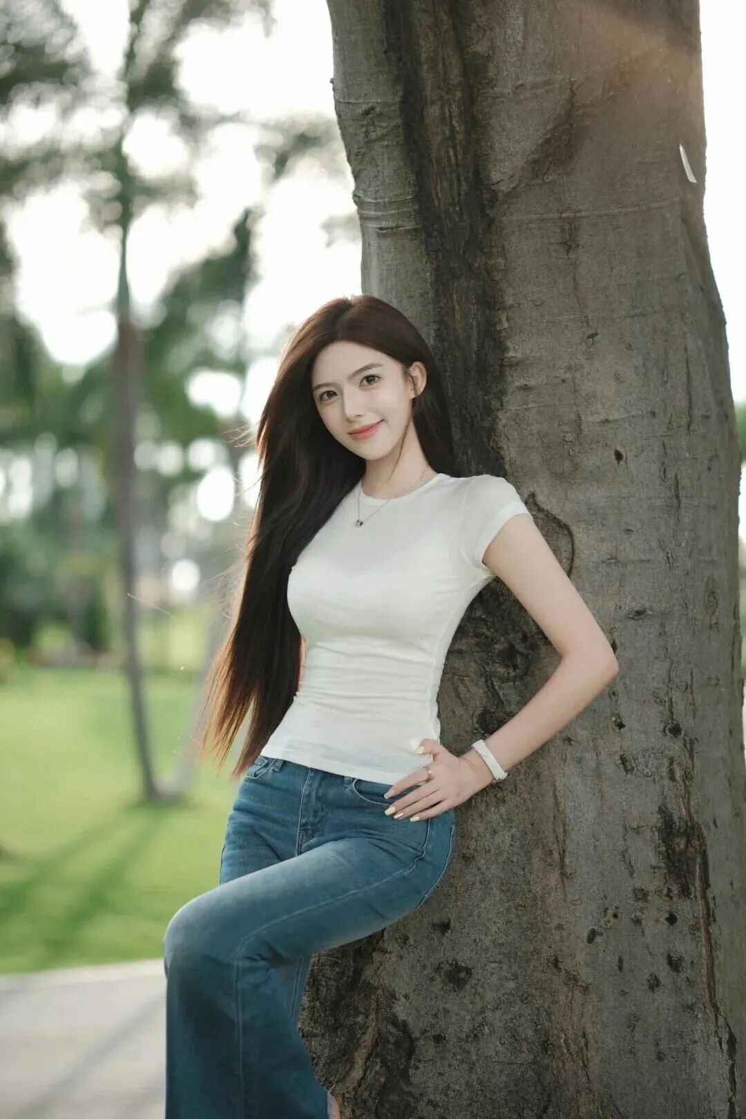 去公园别再傻站,8个姿势教你拍出大长腿,显瘦又自然-第4张图片-风享汇 去公园别再傻站,8个姿势教你拍出大长腿,显瘦又自然-第4张图片-风享汇