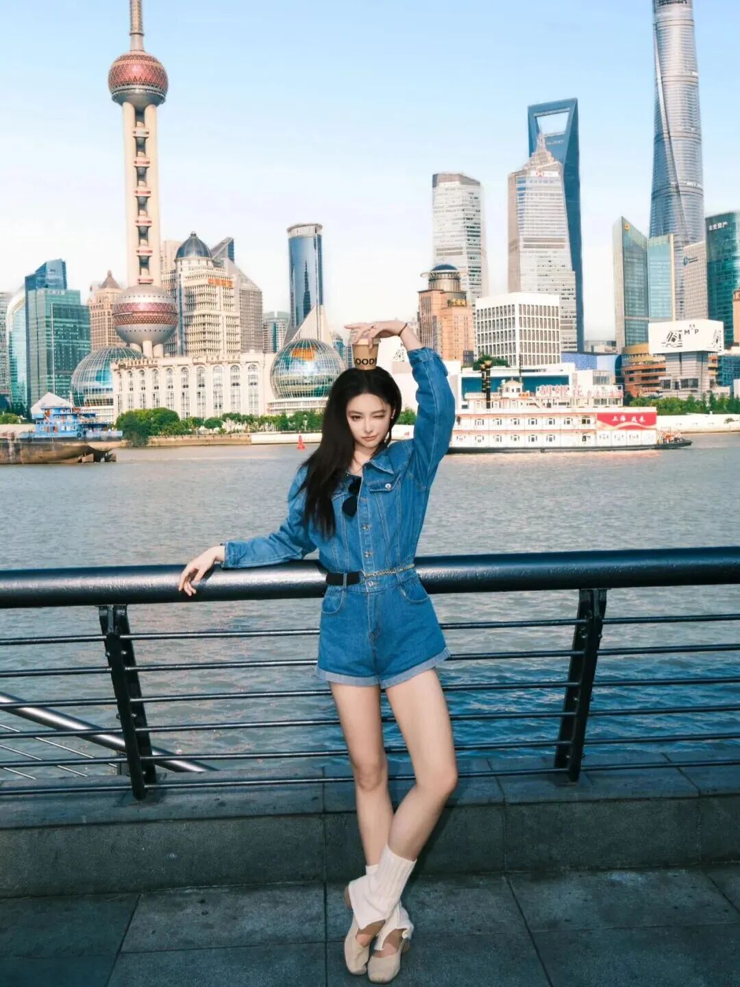外滩拍照全攻略:9个万能姿势,教你拍出大长腿-第6张图片-风享汇 外滩拍照全攻略:9个万能姿势,教你拍出大长腿-第6张图片-风享汇