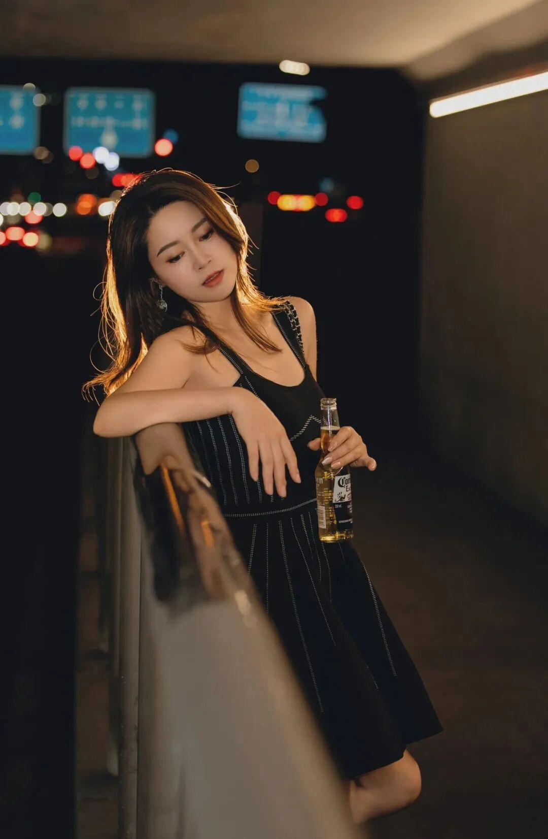 小黑裙配隧道夜景，9 个姿势拍出电影感大片-第3张图片-风享汇