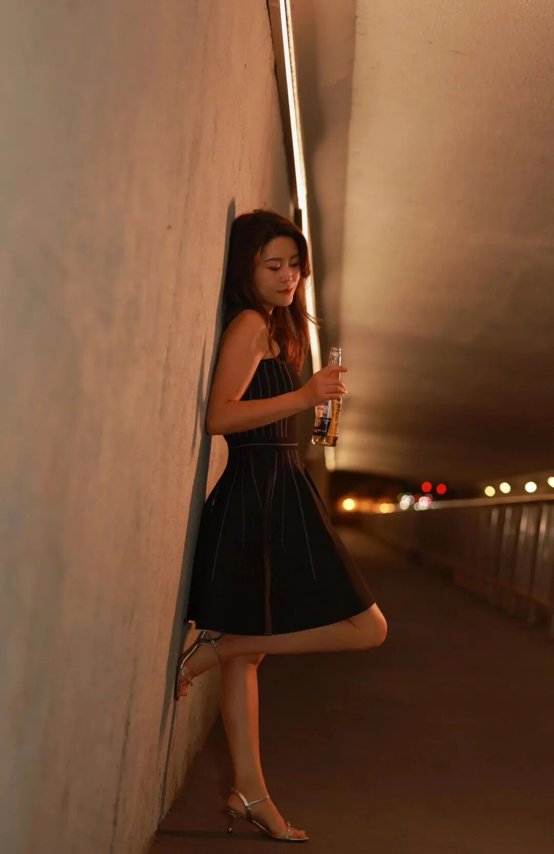 小黑裙配隧道夜景，9 个姿势拍出电影感大片-第8张图片-风享汇