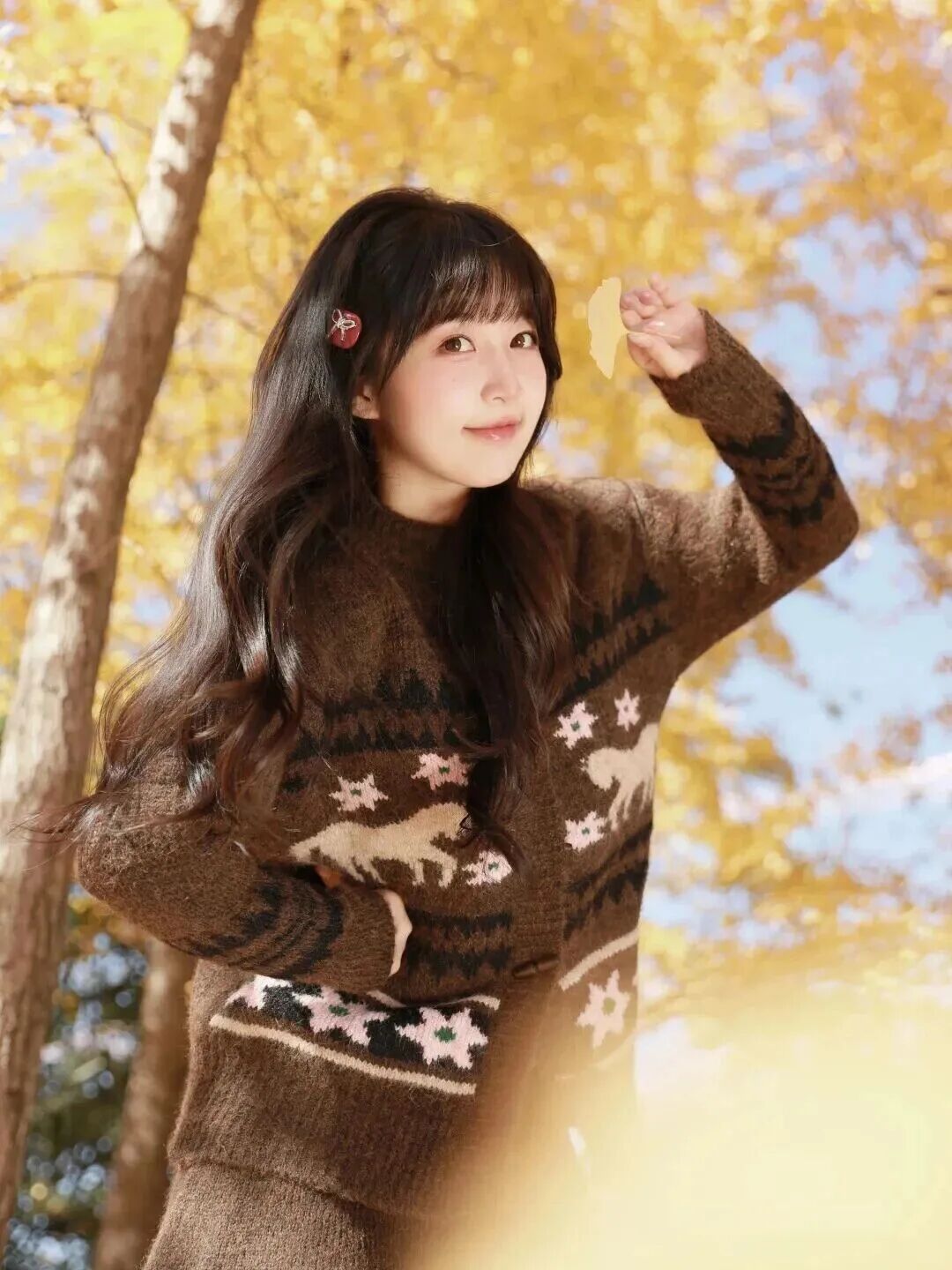 秋日银杏林拍照指南｜9 个姿势教你拍出氛围感大片-第4张图片-风享汇