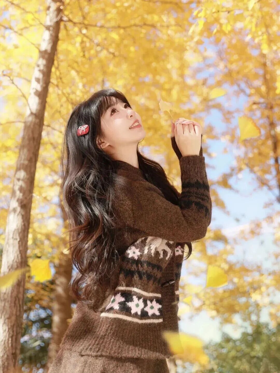 秋日银杏林拍照指南｜9 个姿势教你拍出氛围感大片-第6张图片-风享汇