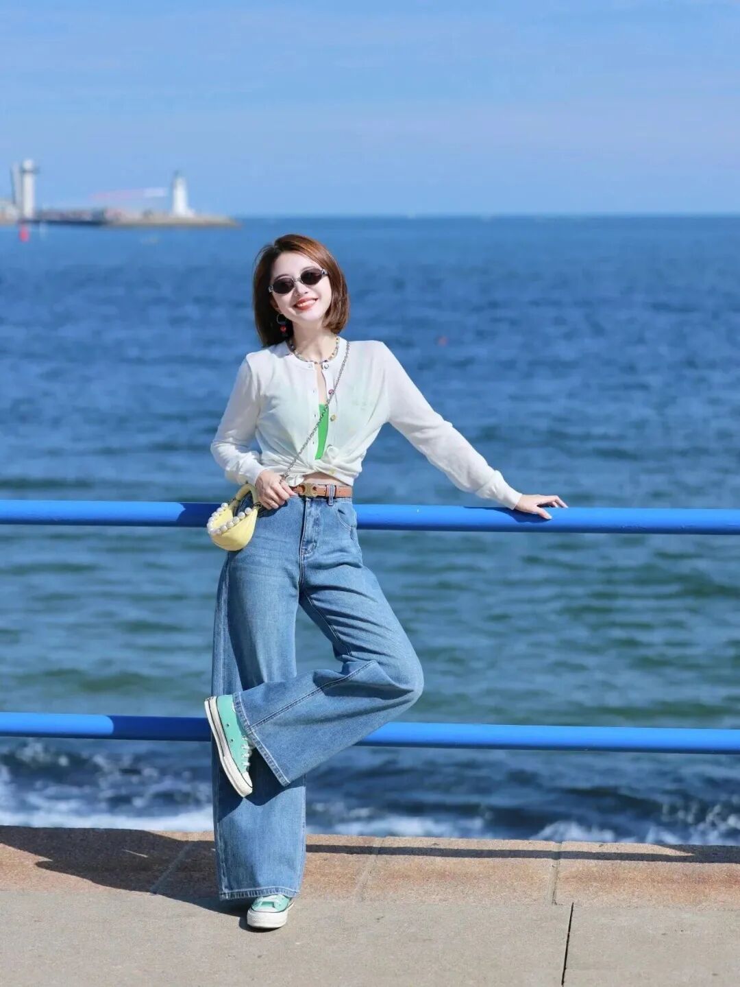 白开衫配阔腿裤｜海边拍照，8 个姿势教你秒变氛围感女主-第4张图片-风享汇