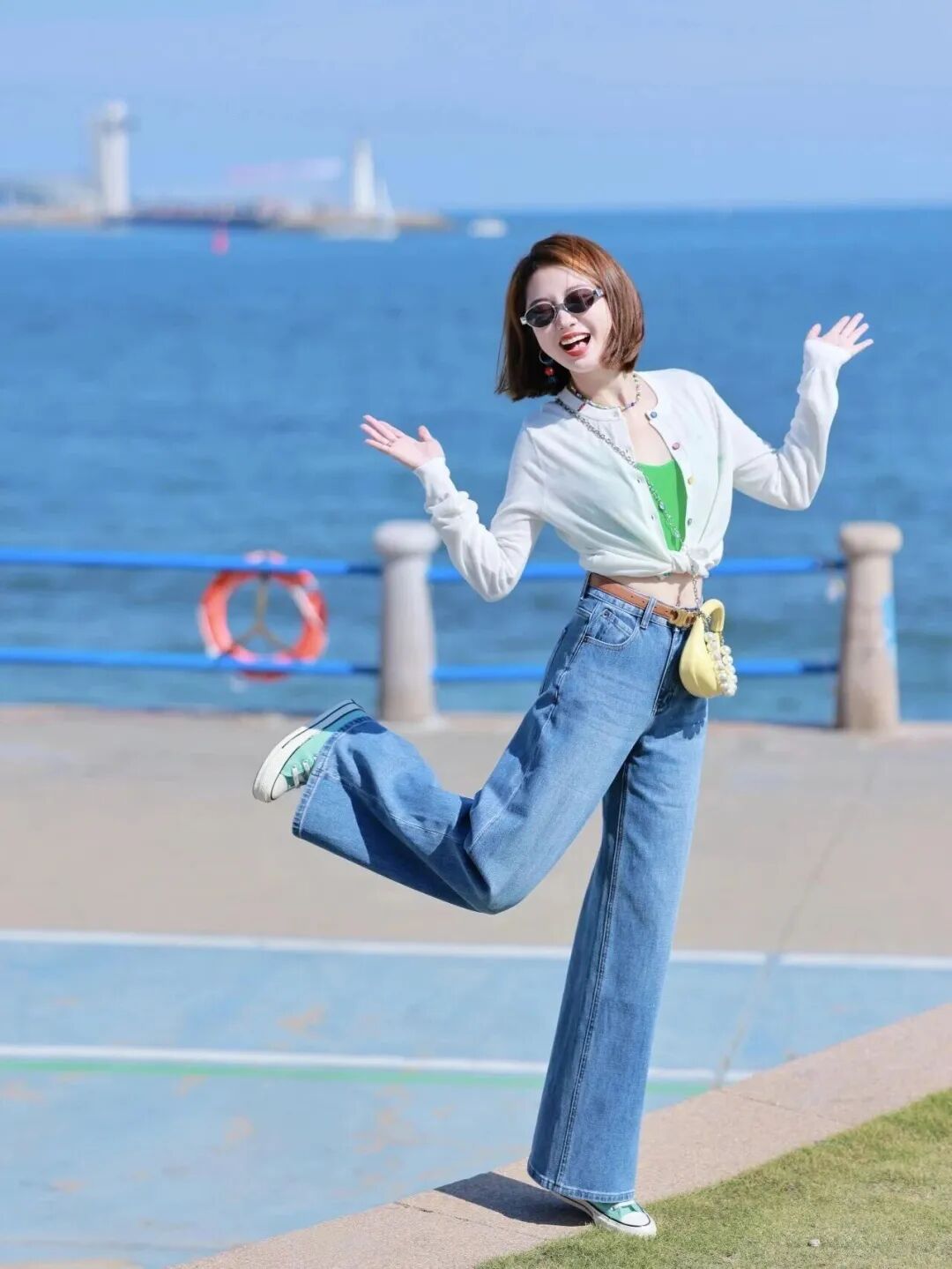 白开衫配阔腿裤｜海边拍照，8 个姿势教你秒变氛围感女主-第3张图片-风享汇