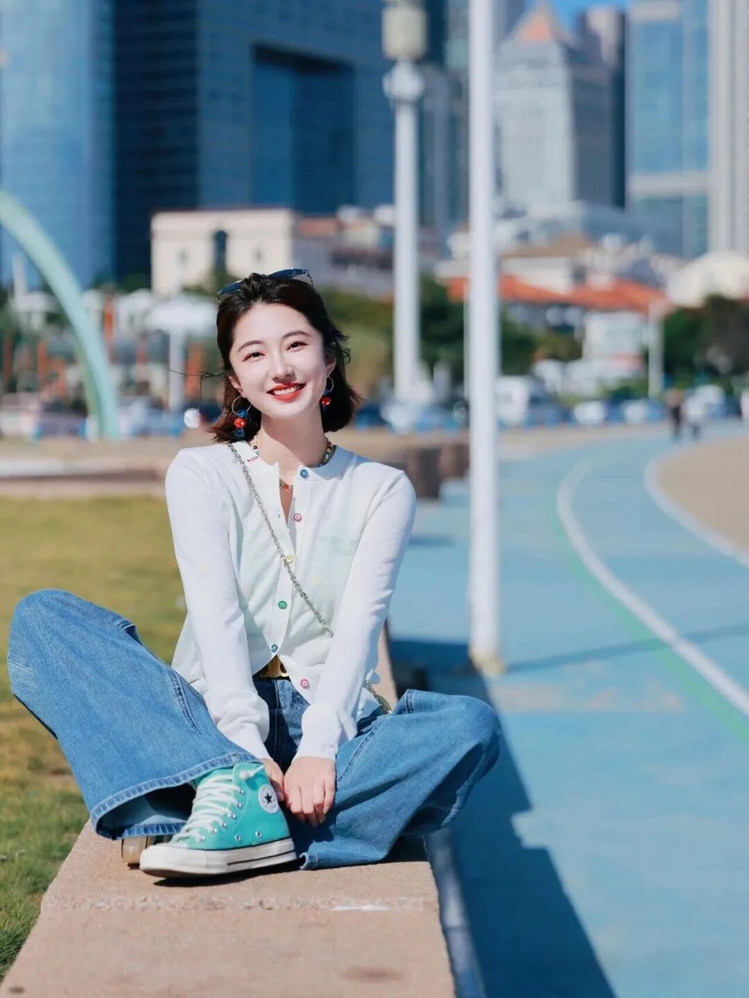 白开衫配阔腿裤｜海边拍照，8 个姿势教你秒变氛围感女主-第7张图片-风享汇
