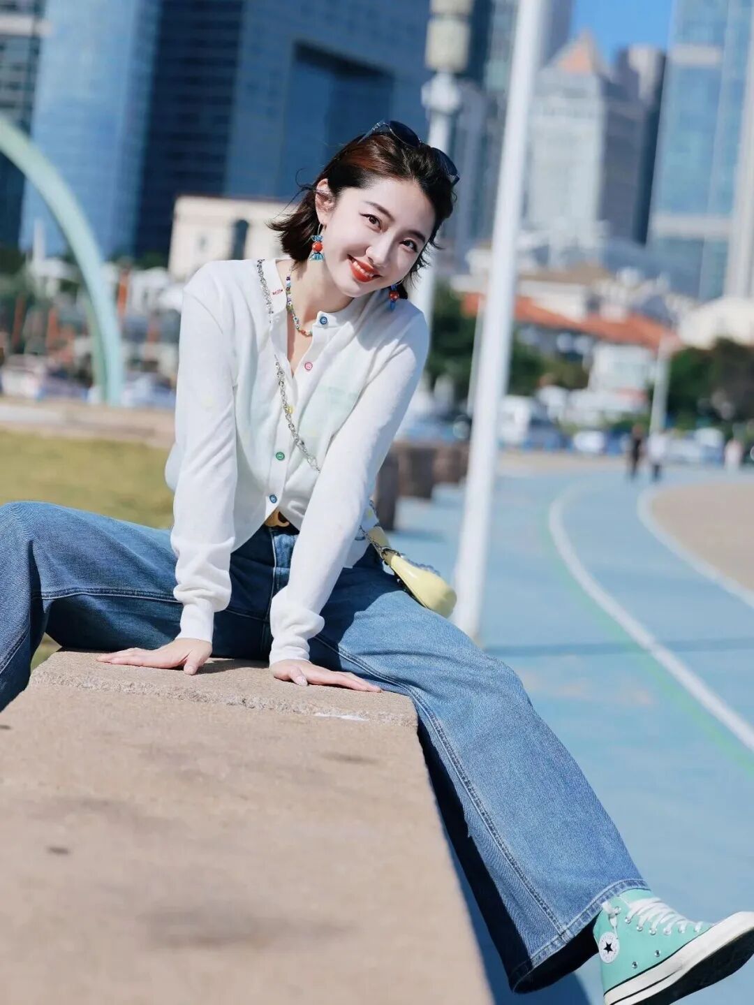 白开衫配阔腿裤｜海边拍照，8 个姿势教你秒变氛围感女主-第8张图片-风享汇