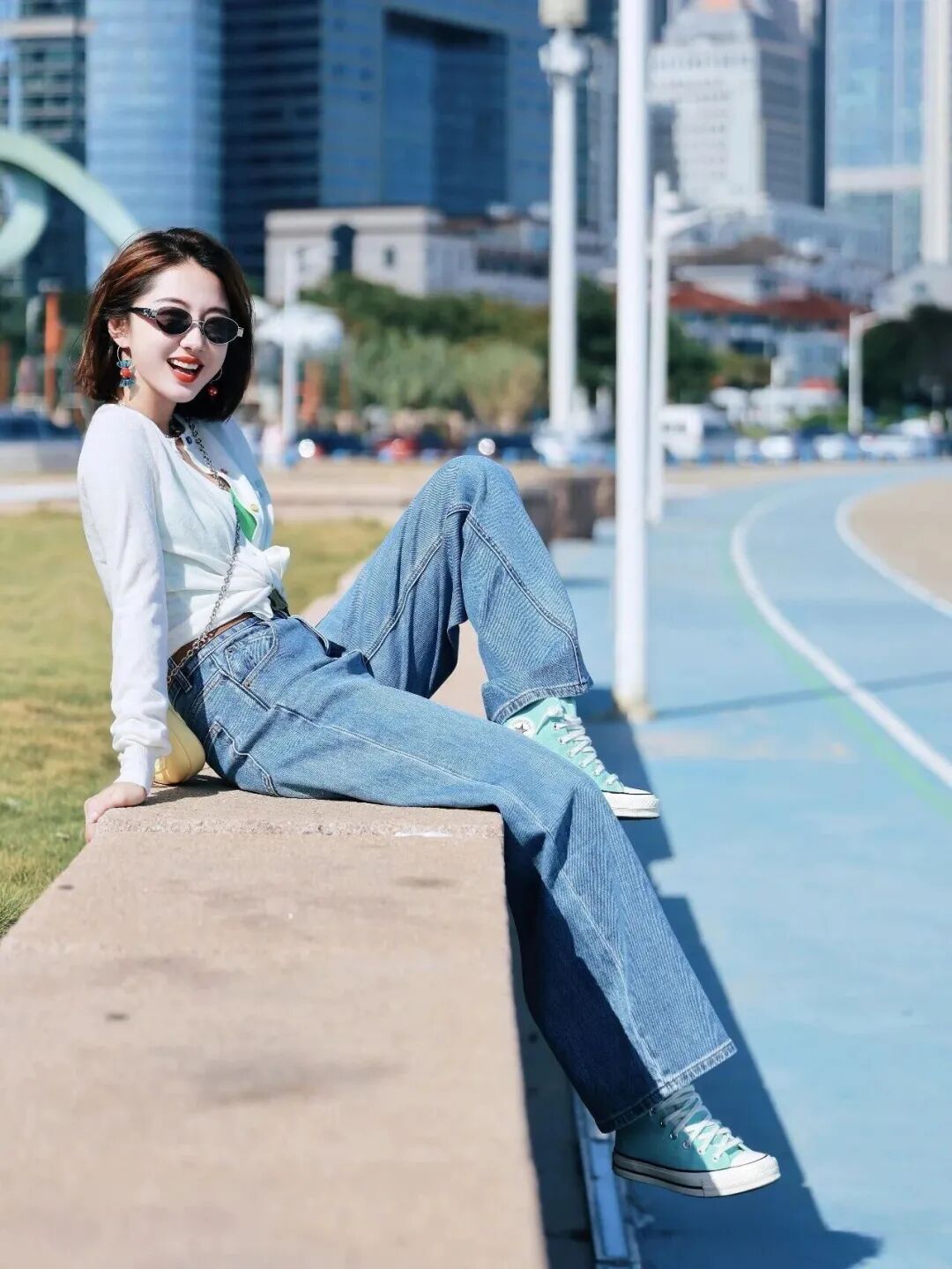 白开衫配阔腿裤｜海边拍照，8 个姿势教你秒变氛围感女主-第9张图片-风享汇