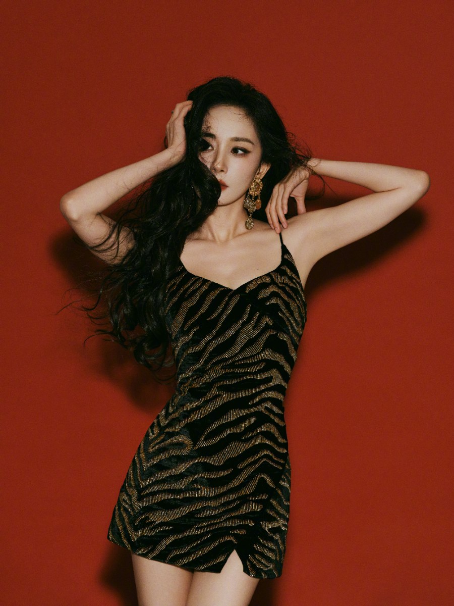 杨幂小烟熏红唇大长腿，酷美的豹女登场 ​​​-第3张图片-风享汇
