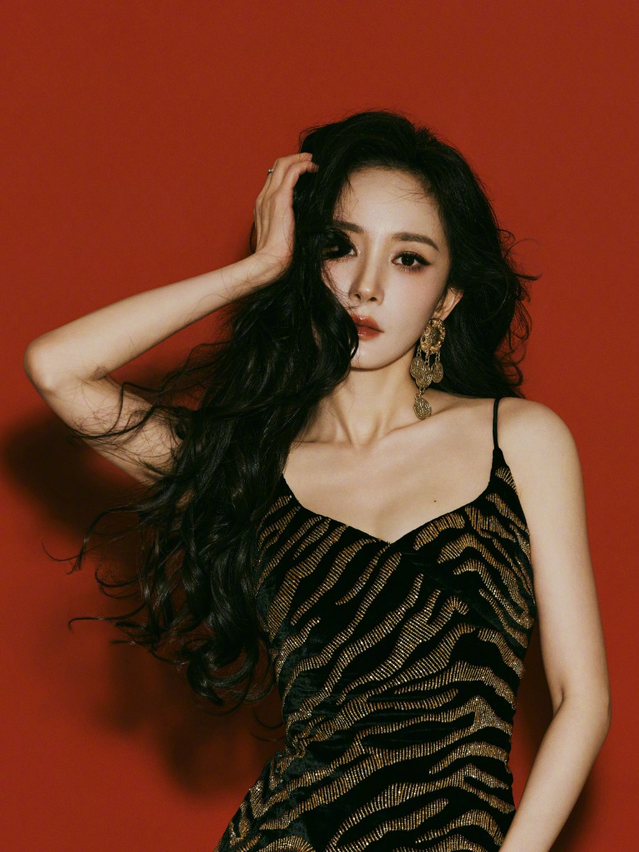杨幂小烟熏红唇大长腿，酷美的豹女登场 ​​​-第2张图片-风享汇