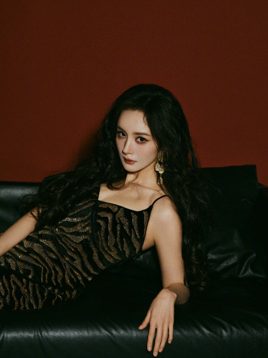 杨幂小烟熏红唇大长腿，酷美的豹女登场 ​​​-第4张图片-风享汇