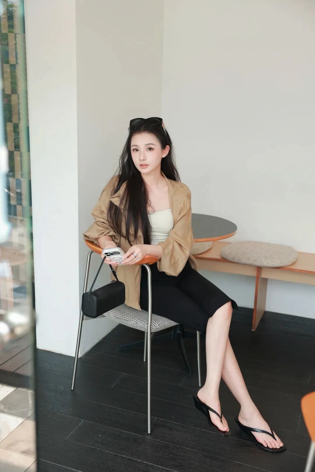 卡其色外套配骑行裤，咖啡馆出片姿势全拆解-第5张图片-风享汇